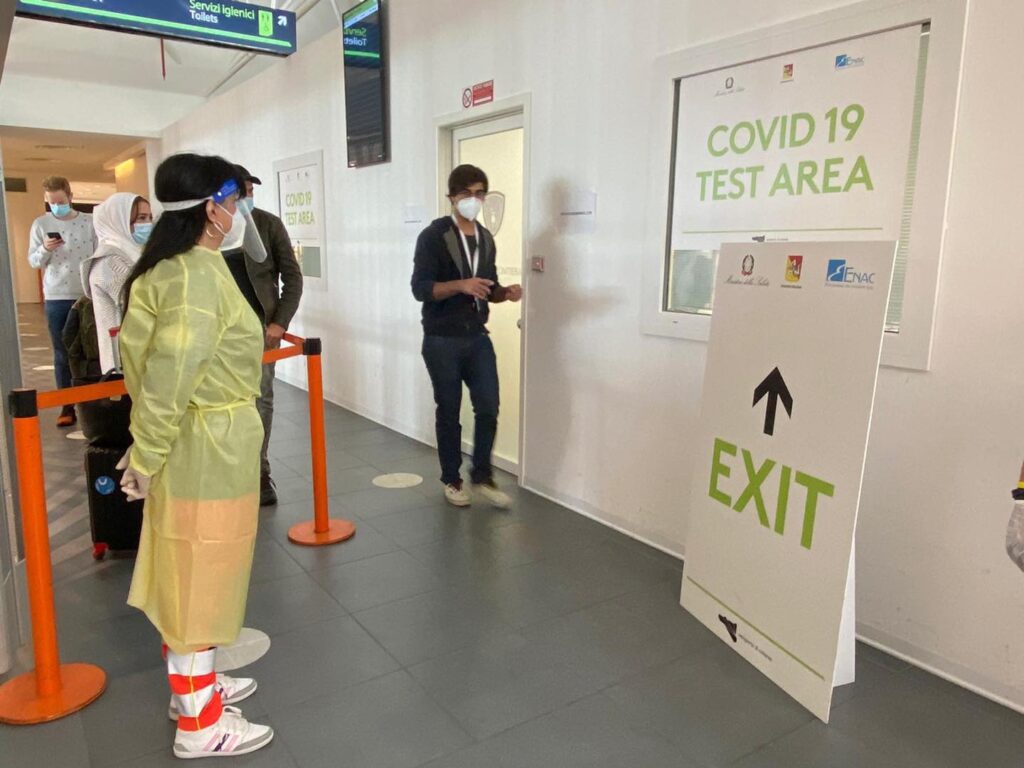 Aeroporto di Catania tamponi per chi arriva