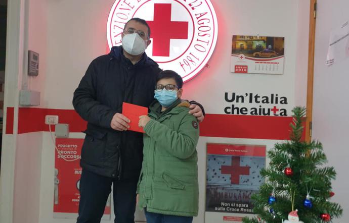 Bimbo dona risparmi a Croce Rossa Caltanissetta