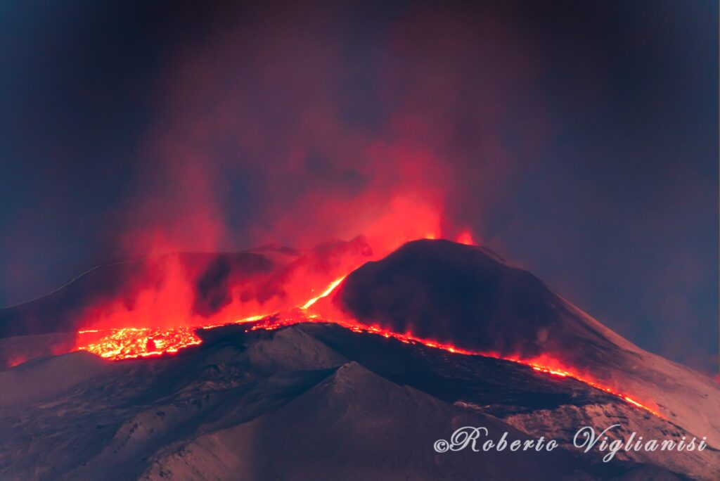 Etna eruzione fontana lava