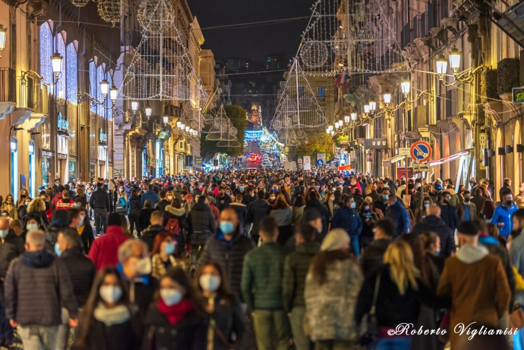 Via Etnea piena di gente 8 dicembre