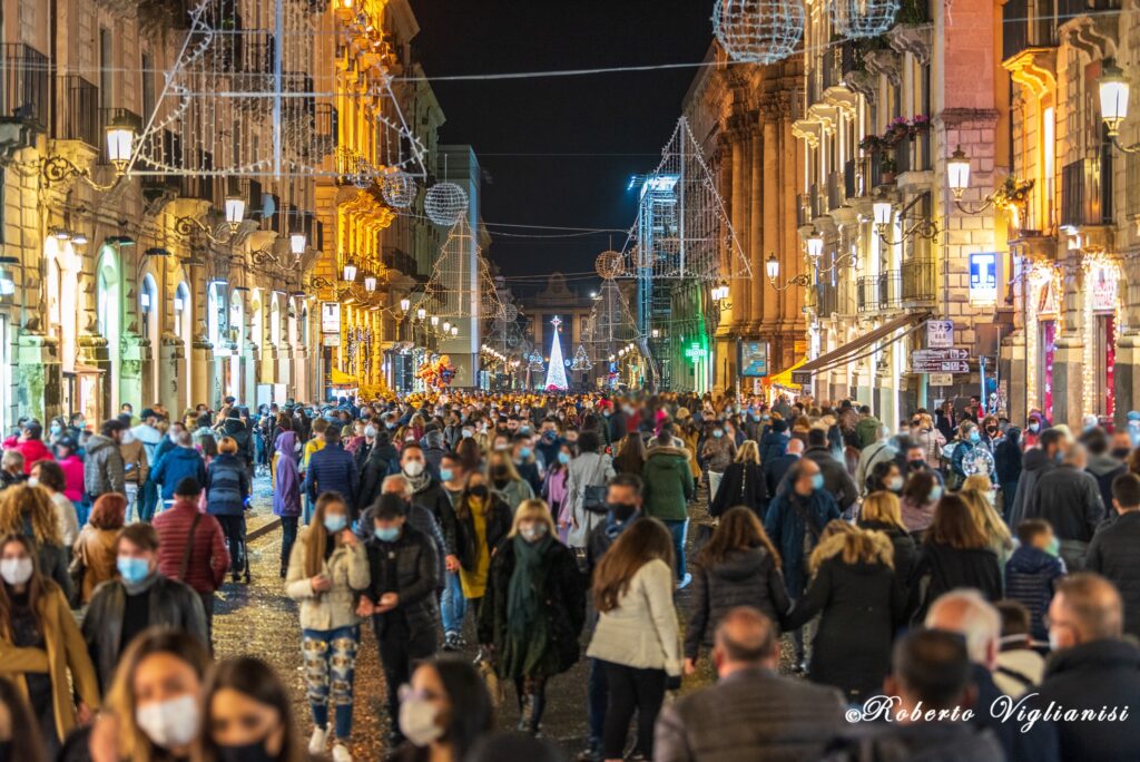 via Etnea piena di gente 