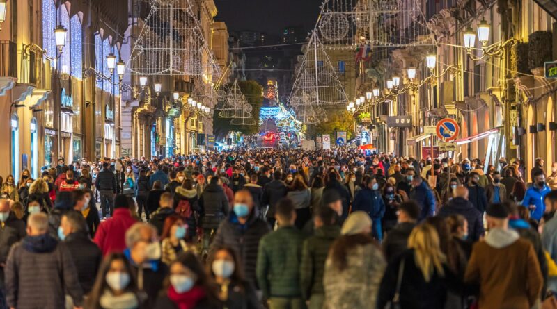 Via Etnea piena di gente 8 dicembre