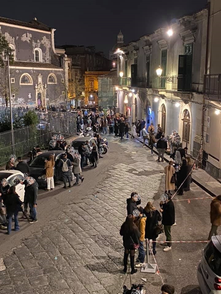 Catania live assembramento piazza Currò Ostello locale