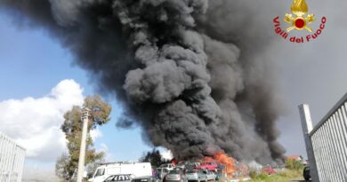 Incendio centro autodemolizioni Mineo