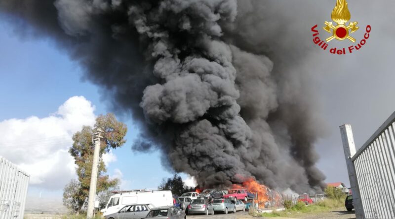 Incendio centro autodemolizioni Mineo