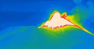 Etna eruzione fontana di lava