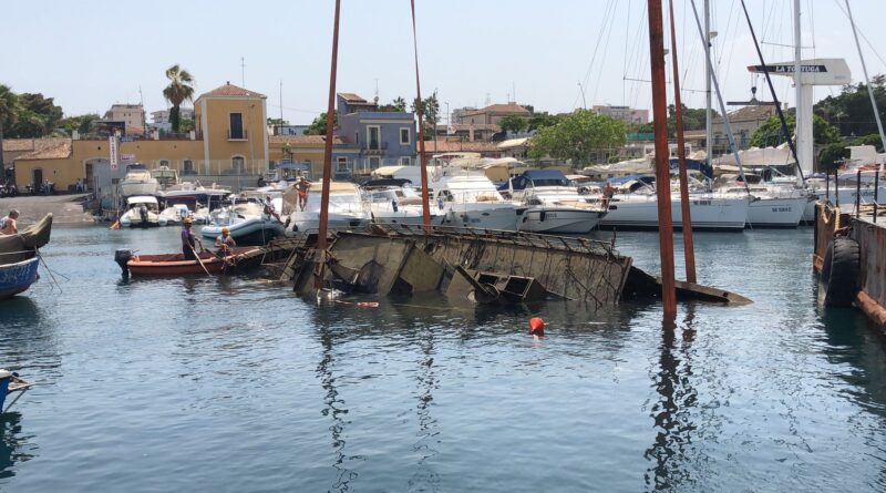 porticciolo ognina catania barca