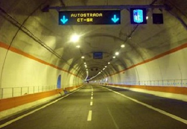 Autostrada Catania Siracusa notte