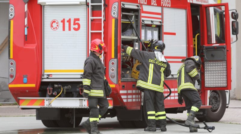 vigili del fuoco esplosione fabbrica