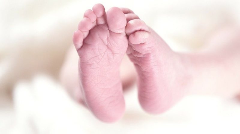 piedini neonato papà sala parto