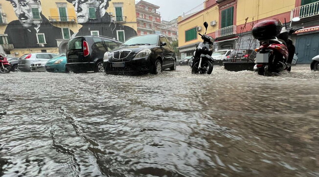 allerta meteo arancione strada allagata acqua alluvione