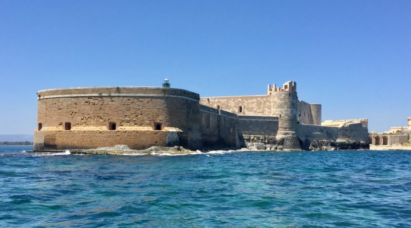 castello maniace siracusa sicilia mare
