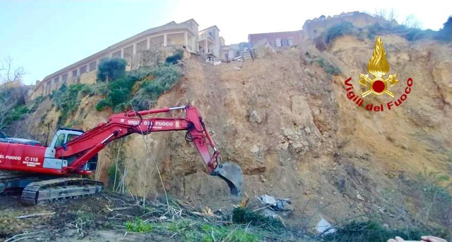 ruspa vigili del fuoco cimitero mineo