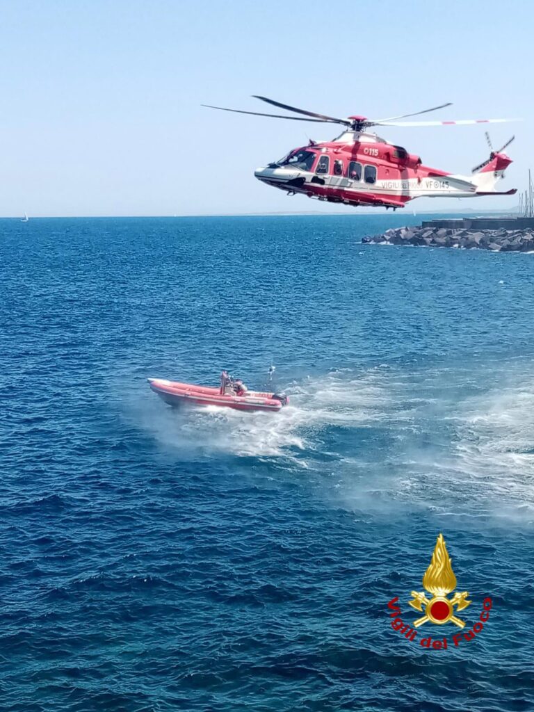 vigili del fuoco elicottero barca