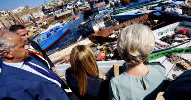 Meloni e von der Leyen al 'cimitero dei barchini' di Lampedusa