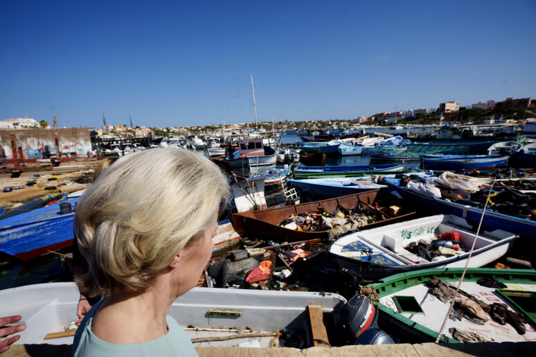 von der Leyen al 'cimitero dei barchini' di Lampedusa