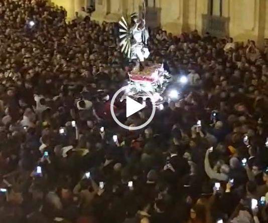 Il toccante omaggio di Vinicio Capossela al Gioia di Scicli [Video]