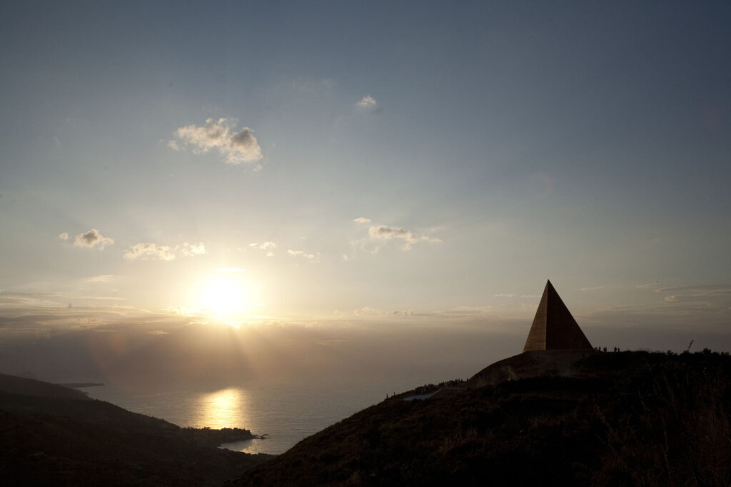 solstizio d'estate rito della luce piramide