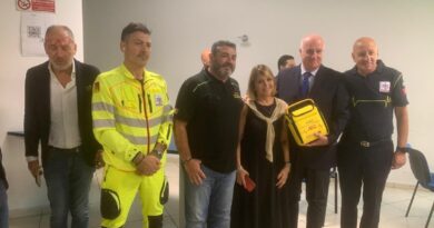 Ass Caruso in consegna defibrillatori