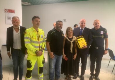 Ass Caruso in consegna defibrillatori